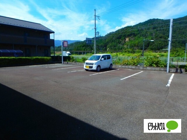 【高島市マキノ町高木浜のアパートの駐車場】