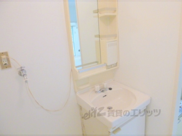 洗面設備　独立洗面台付きです。