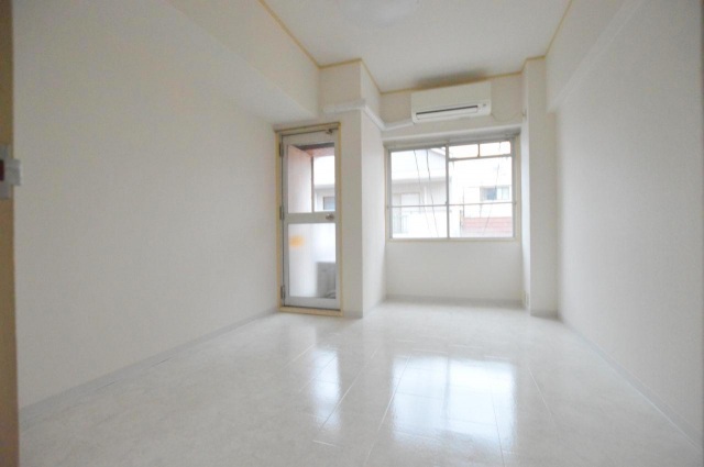 居室・リビング　同物件別室です。