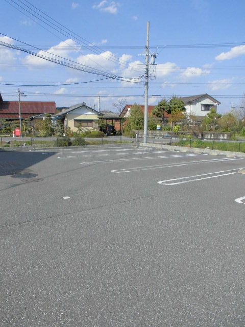 【揖斐郡池田町六之井のアパートの駐車場】