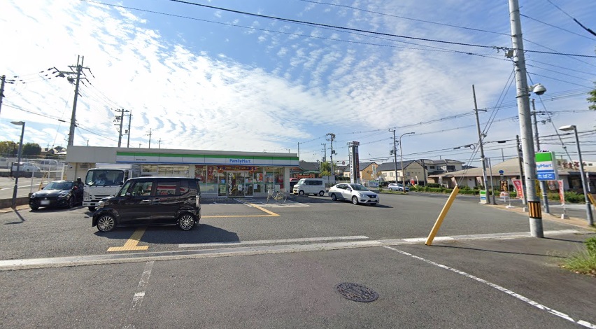 コンビニ　ファミリーマート富田林小金台店（コンビニ）まで853m