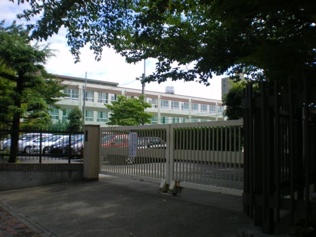 【コンフォール若園の小学校】