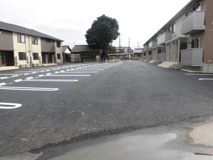 【プレシャス藤岡Ａ棟の駐車場】