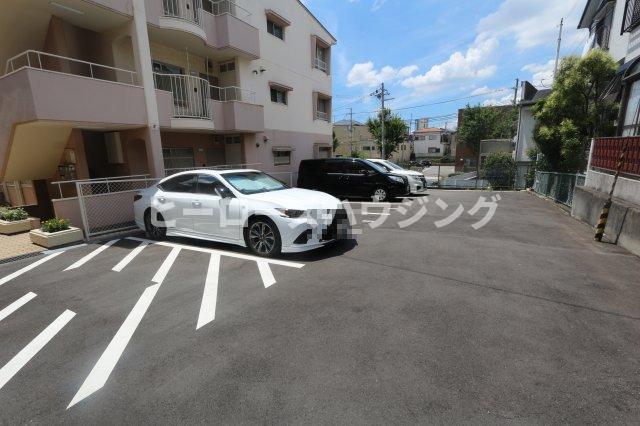 【豊中市岡町北のマンションの駐車場】