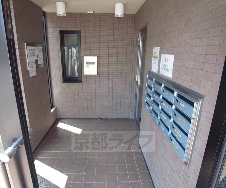 【京都市右京区西京極三反田町のマンションのエントランス】