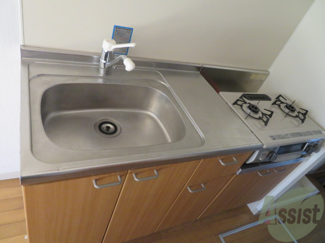 キッチン　シンプルなキッチンです。一人暮らしにはちょうどいいサイズ。