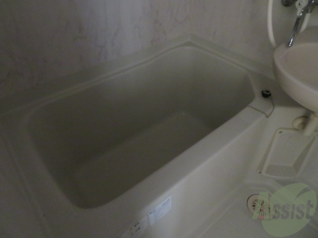 バス・シャワールーム　バスルームは狭すぎず、シャワーも浴びやすそうです。