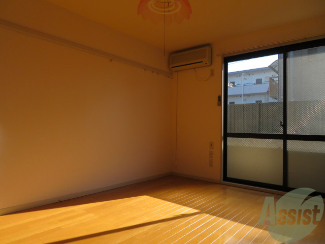 居室・リビング　７．５帖の洋室です。広々として、きれいですね。