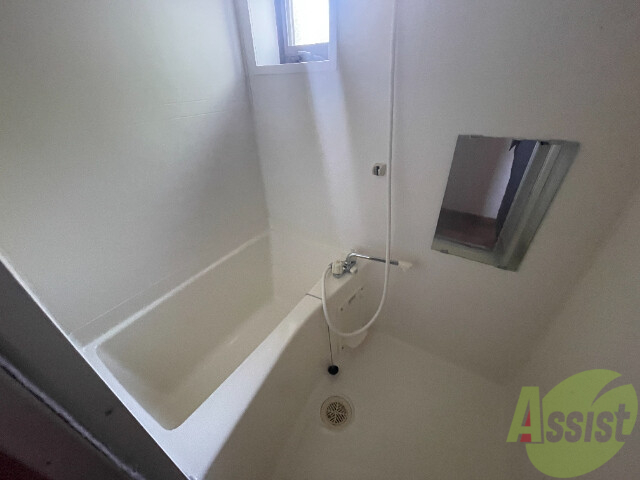 バス・シャワールーム　バスルームは狭すぎず、シャワーも浴びやすそうです。