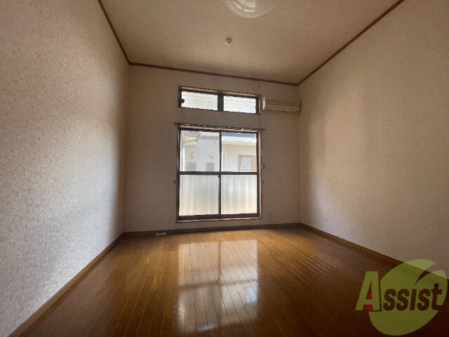 居室・リビング　リビングは、広々していて陽当たりもよさそうですね。