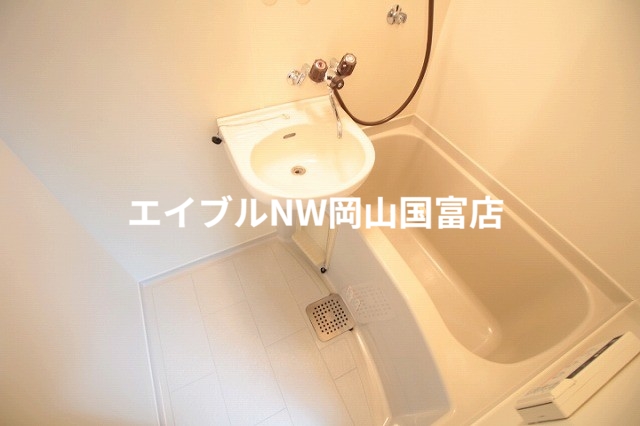 バス・シャワールーム　洗面台付き浴室