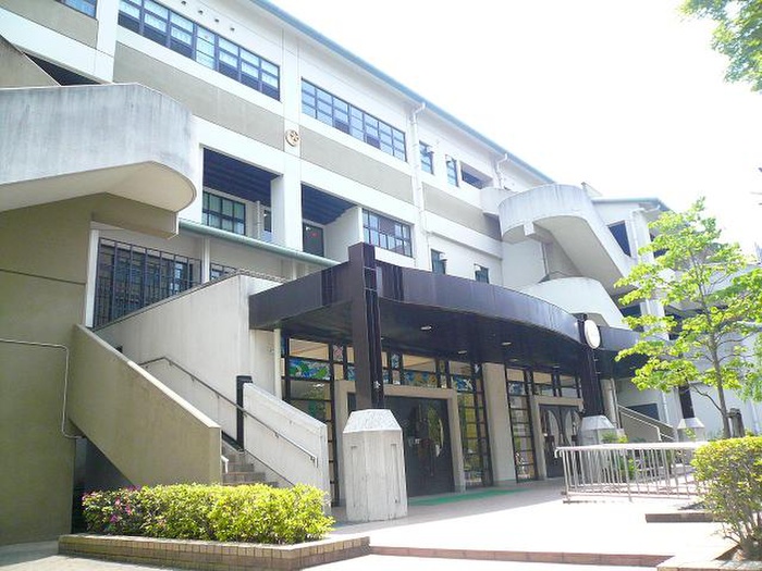 小学校　御所南小学校（小学校）まで500m