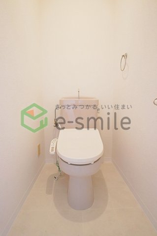 トイレ　落ち着いた色調のトイレです