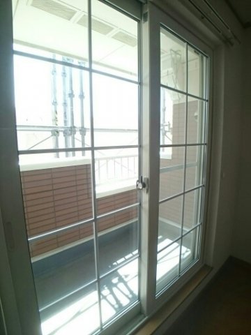 バルコニー　暖かな日差しのふりそそぐバルコニー