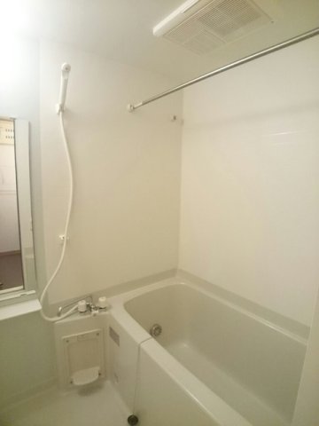 バス・シャワールーム　コンパクトで使いやすいお風呂です