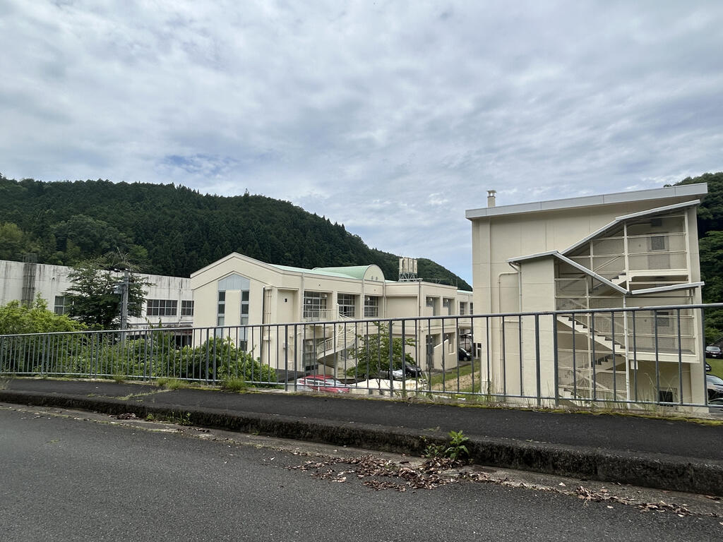 中学校　南丹市立殿田中学校（中学校）まで373m
