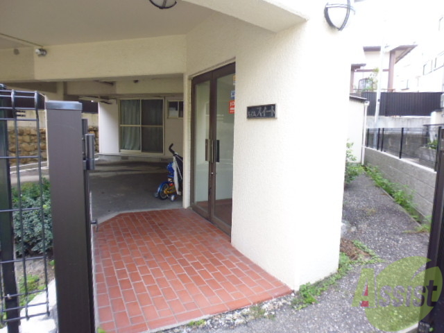 エントランス　白い建物です。