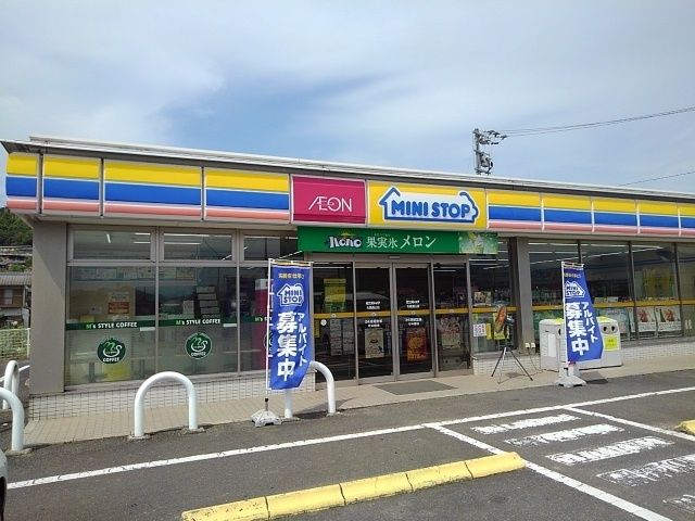 コンビニ　ミニストップ丸亀飯山店（コンビニ）まで350m