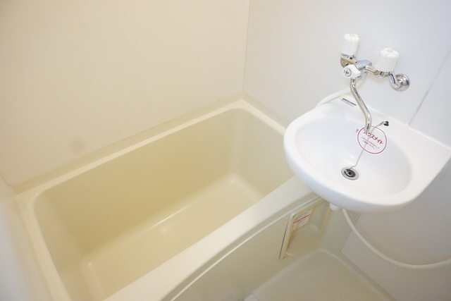 バス・シャワールーム　洗面ボウル付きの浴室です☆