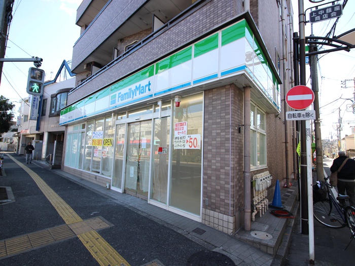 コンビニ　ファミリーマート上中里店（コンビニ）まで680m