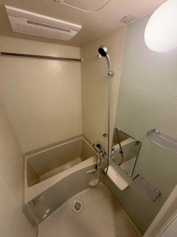 バス・シャワールーム　コンパクトで使いやすいお風呂です