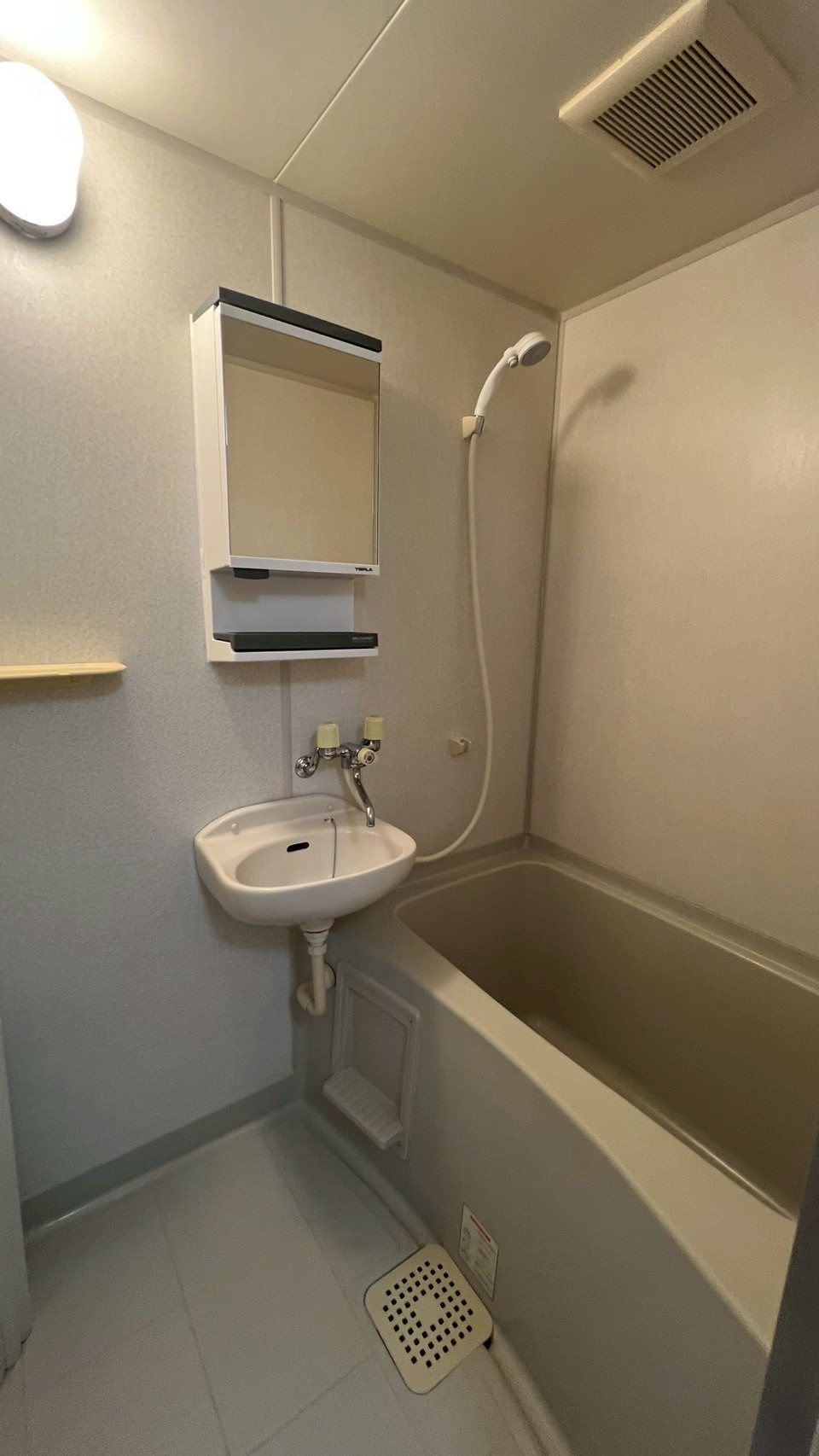 バス・シャワールーム　キャビネット付き