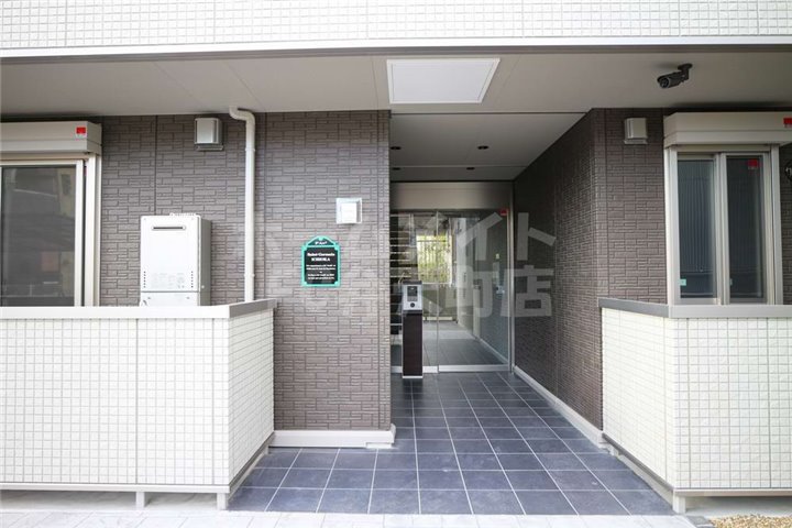 エントランス　落ち着いたエントランスです