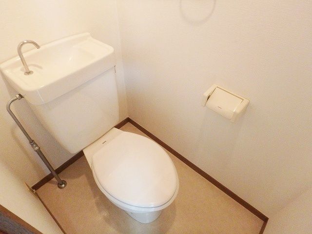 トイレ　落ち着いた色調のトイレです