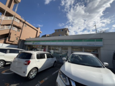 コンビニ　ファミリーマート 茨木南春日丘店（コンビニ）まで555m