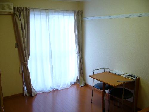 居室・リビング　1階の居室です。壁掛けのテーブルです。