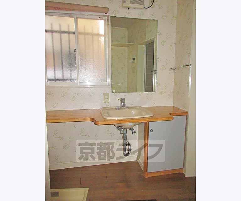 洗面設備　かなり広い洗面台です