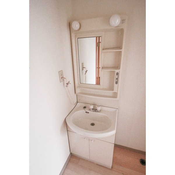 洗面設備　敷地内の別のお部屋。