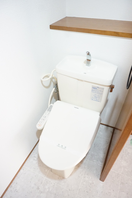 トイレ　温水洗浄機能付きの洋式トイレです☆