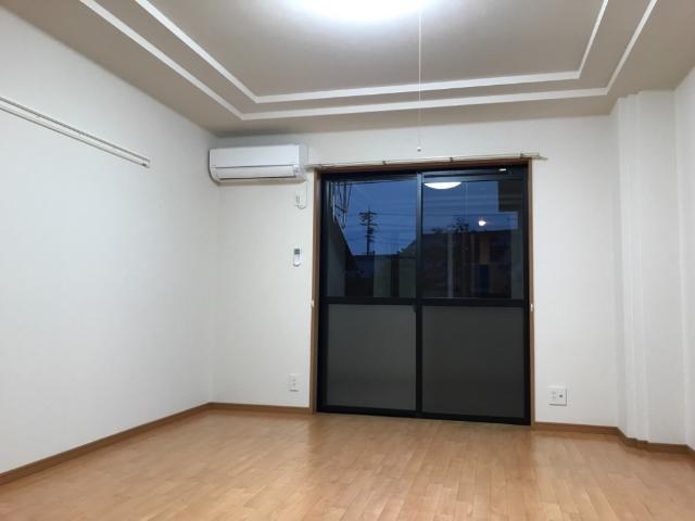 居室・リビング　室内