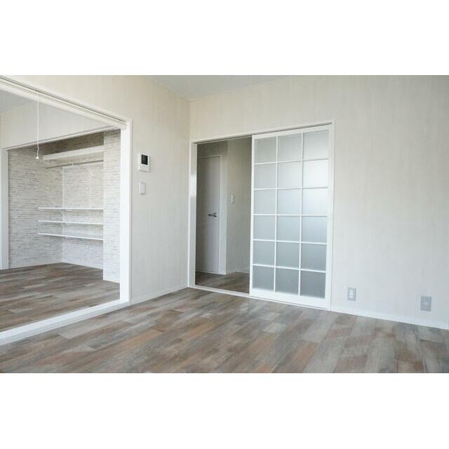 その他部屋・スペース　洋室の真ん中はロールカーテンで仕切れるようになっています