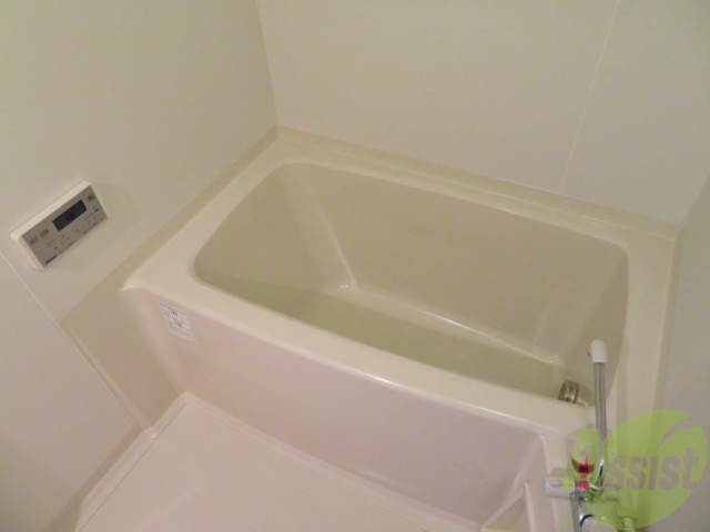 バス・シャワールーム　バスルームは狭すぎず、シャワーも浴びやすそうです。
