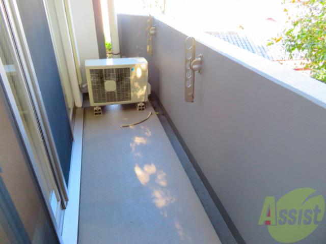 バルコニー　バルコニーは幅があり、広い印象を受けました。