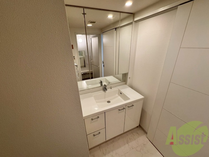 洗面設備　大きくて使いやすそうな独立洗面台になっています。