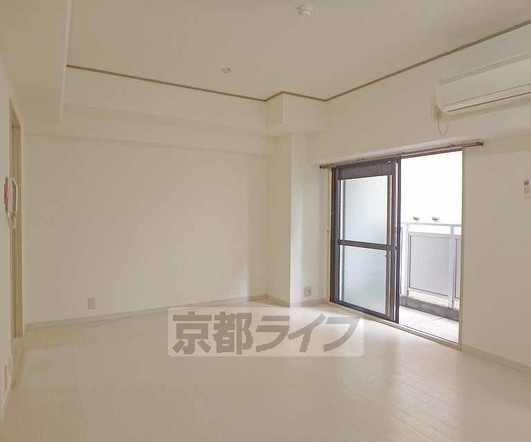 居室・リビング　白を基調とした広々とした明るいお部屋です。