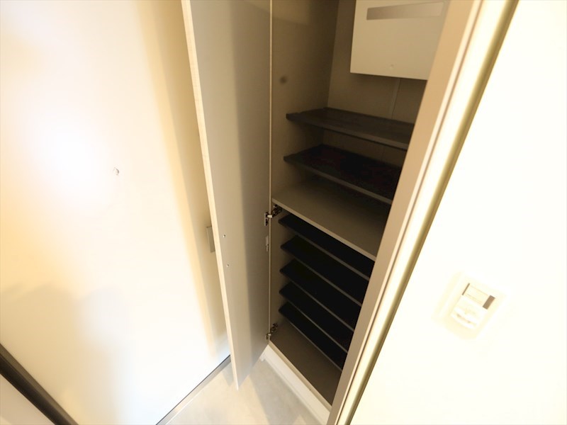 玄関　玄関　シューズボックス付（収納充実してます）