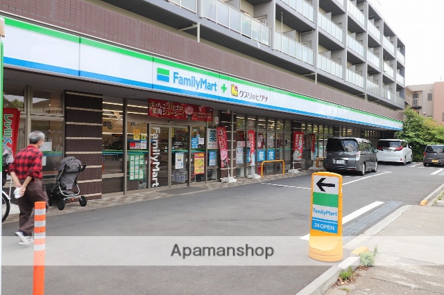 コンビニ　ファミリーマート（コンビニ）まで29m