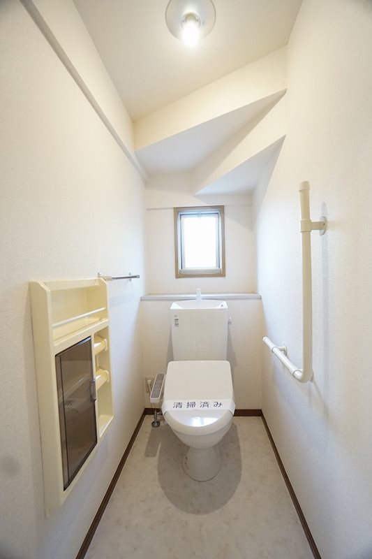 トイレ　トイレには快適な温水洗浄便座付