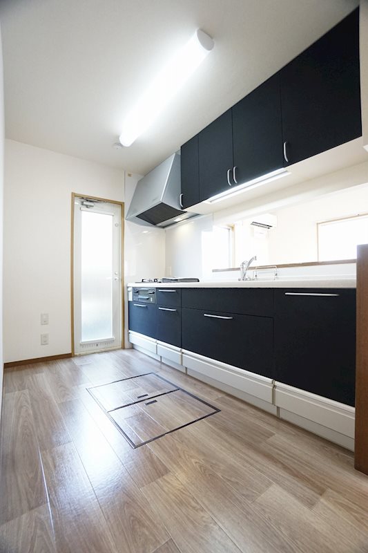 キッチン　グリル付き３口コンロシステムキッチンでお料理も捗ります