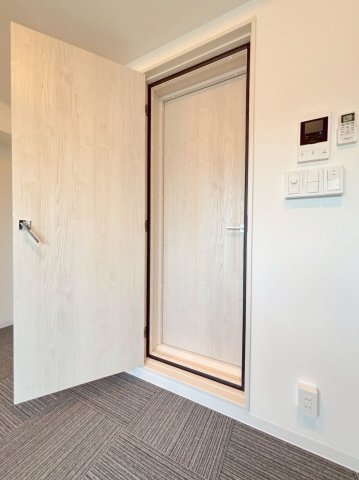 その他部屋・スペース　防音室の入り口は二重扉で仕切られています。