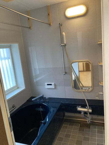 バス・シャワールーム　綺麗なお風呂です。追い焚き可能、給湯器新品　換気乾燥機付き