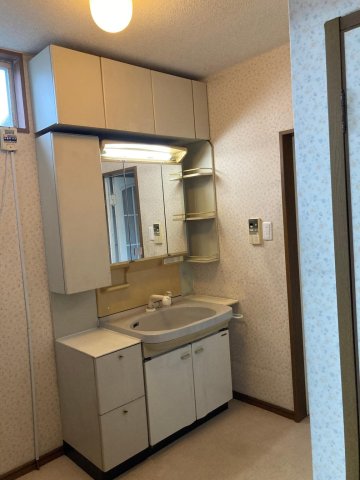 洗面設備　大きめの洗面台で収納もたっぷり