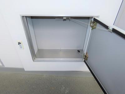 玄関　玄関扉に宅配ボックスあり