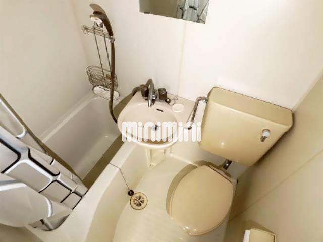 バス・シャワールーム　シャワー付きのバスルームです。