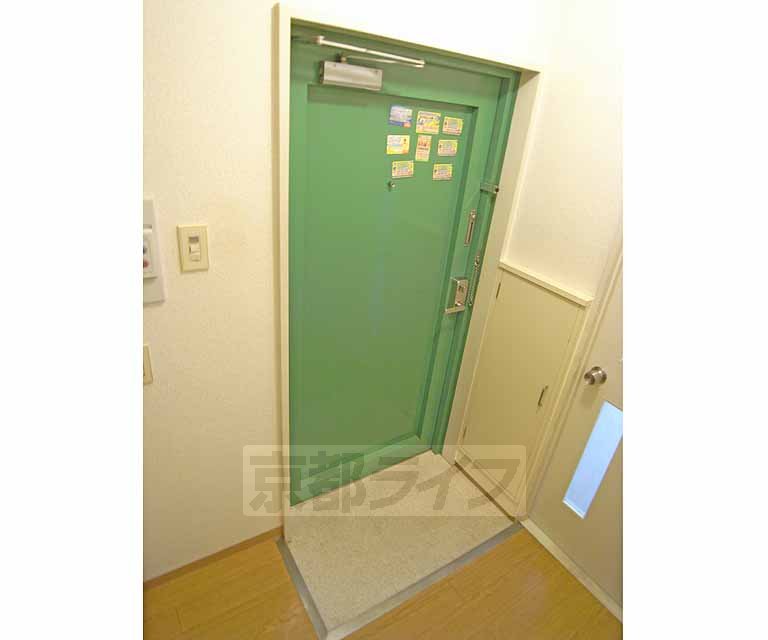 玄関　鮮やかな色の玄関です。