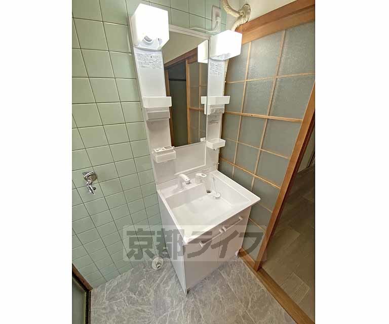 洗面設備　綺麗な洗面化粧台です。